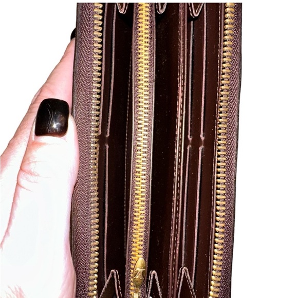 LOUIS VUITTON Wallet in Purple Patent - Picture 11 of 15